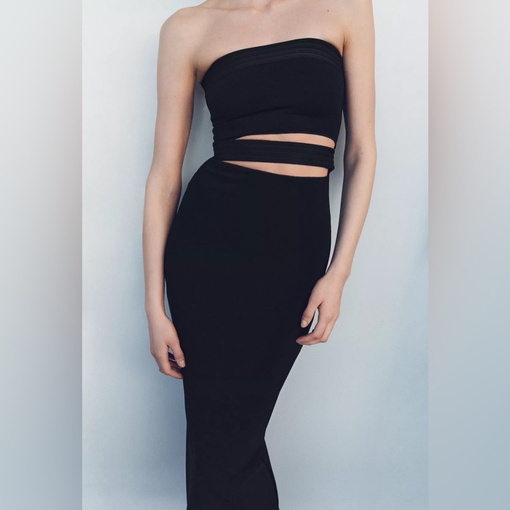 Zara 
STRETCH CUT OUT DRESS
BLACK 0/5584/184/800/03